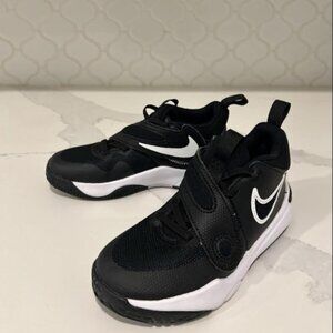 13C Nike Youth Boys' Team Hustle D 11 Basketball Shoes:  Fantastic Condition!